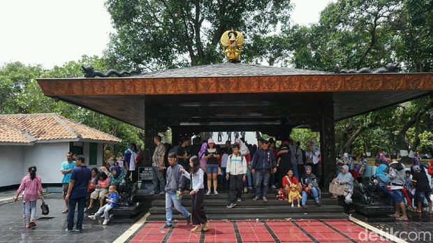 Warga Ramai-ramai Berkunjung ke Monumen Pancasila Sakti Warga Ramai-ramai Berkunjung ke Monumen Pancasila Sakti