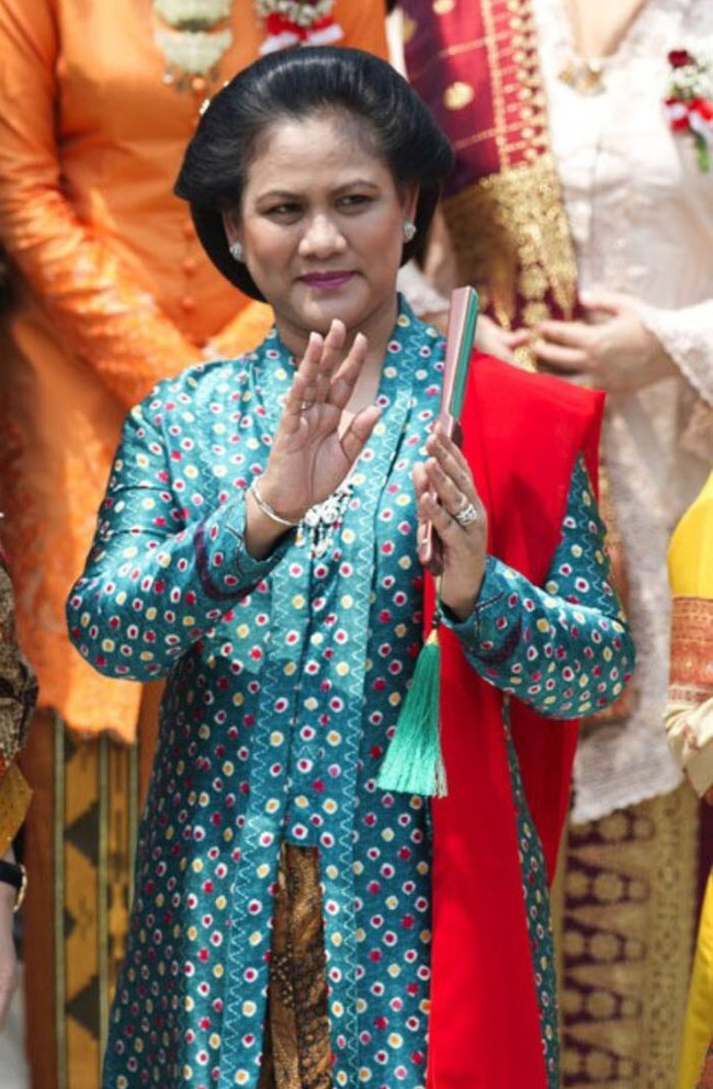 Sebagai warga Solo yang mencintai tanah kelahirannya, Iriana membawa identitasnya dengan mengenakan kebaya Kartini bermotif jumputan Solo. Warna cerah membuat kulitnya yang sawo matang terlihat cerah dan segar. Busana ini ditampilkan Iriana saat menggelar pertemuan dengan para istri menteri Kabinet Kerja di Wisma Negara, Jakarta Pusat, November 2014 silam. Foto: Dok. Instagram