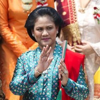 Sebagai warga Solo yang mencintai tanah kelahirannya, Iriana membawa identitasnya dengan mengenakan kebaya Kartini bermotif jumputan Solo. Warna cerah membuat kulitnya yang sawo matang terlihat cerah dan segar. Busana ini ditampilkan Iriana saat menggelar pertemuan dengan para istri menteri Kabinet Kerja di Wisma Negara, Jakarta Pusat, November 2014 silam. Foto: Dok. Instagram