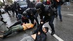Rusuh di Barcelona, Warga Catalonia Diseret Polisi