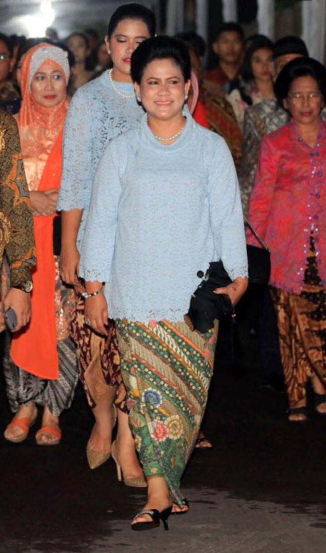 Warna pastel biasanya terkesan casual. Tapi juga bisa dikenakan untuk acara resmi, asalkan tepat padu padannya. Seperti yang dikenakan Iriana saat acara lamaran menantunya, Selvi Ananda. Iriana mengenakan blouse lace warna biru pastel yang dipadukan kain batik. Perhiasan lengkap dengan desain sederhana melengkapi penampilannya. Foto: Dok. Instagram