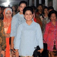 Warna pastel biasanya terkesan casual. Tapi juga bisa dikenakan untuk acara resmi, asalkan tepat padu padannya. Seperti yang dikenakan Iriana saat acara lamaran menantunya, Selvi Ananda. Iriana mengenakan blouse lace warna biru pastel yang dipadukan kain batik. Perhiasan lengkap dengan desain sederhana melengkapi penampilannya. Foto: Dok. Instagram