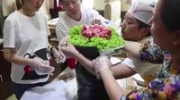 Kreatif! Bukan dengan Bunga, Pria Ini Lamar Kekasihnya dengan Buket Daging