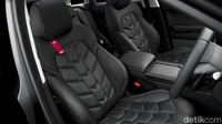 Ditata dengan aura mewah, mobil dengan warna Santorini Black yang indah ini dilengkapi dengan berbagai fitur eksterior yang baru.