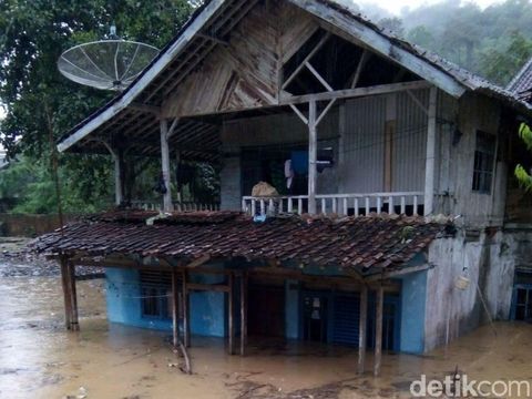 Sungai Cikaso Sukabumi Meluap, Rumah Warga Tergenang