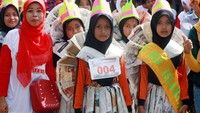 Ribuan massa mengikuti acara Kirab Kebudayaan dan Kebangsaan mempancasilakan Indonesia di Alun-alun kota Jonggol, Bogor, Minggu (1/10). Foto: dok. Taruna Merah Putih
