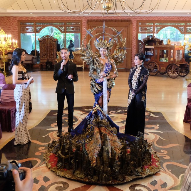 Dea Rizkita membawakan nasional kostum bertemakan Ibu Pertiwi: Langit adalah Ayahku, Bumi adalah Ibuku. Kostum tersebut didominasi warna biru dan emas. (Dok. Instagram @mayaratihcouture)