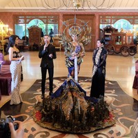 Dea Rizkita membawakan nasional kostum bertemakan Ibu Pertiwi: Langit adalah Ayahku, Bumi adalah Ibuku. Kostum tersebut didominasi warna biru dan emas. (Dok. Instagram @mayaratihcouture)