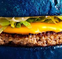 Burger Biru, Siapa Mau Cicip Burger Unik dari Paris Ini?