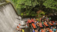 Di restoran yang terletak di San Pablo City ini, Anda bisa bersantap sambil melihat keindahan air terjun Labasin dari dekat. Bahkan airnya mengaliri kaki saat sedang makan! Foto: Istimewa