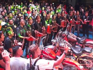 Dentuman Suara Motor Harley Berpadu dengan Angklung