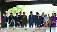 Usai upacara, Jokowi mengunjungi sumur Lubang Buaya. Dia didampingi oleh Ibu Negara Iriana, Wapres JK dan istri, serta para menteri dan pimpinan lembaga. 