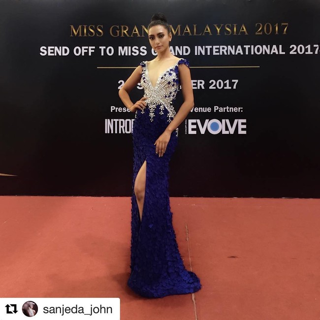 Sanjeda John tampil anggun dalam balutan gaun warna biru elektrik yang kelihatan mewah dengan sematan batu-batu kristal di bagian atasnya. Potongan v-neck yang rendah memberikan kesan yang seksi.  Foto: Dok. Instagram @missgrandmalaysia