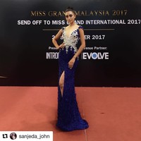 Sanjeda John tampil anggun dalam balutan gaun warna biru elektrik yang kelihatan mewah dengan sematan batu-batu kristal di bagian atasnya. Potongan v-neck yang rendah memberikan kesan yang seksi.  Foto: Dok. Instagram @missgrandmalaysia