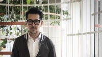 Memiliki wajah awet muda dan selera fashion kaum muda masa kini, aktor kawakan Ferry Salim sering dikira kakak Brandon Salim, yang tak lain adalah putranya sendiri. Menurut Ferry, beberapa faktor yang membuat dirinya tampak muda adalah olahraga, menjaga pola makan, kemudian berpikiran positif. Foto: Instagram @ferrysal1m