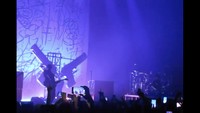 Awalnya, semua berjalan biasa saja, konser tersebut begitu lancar. Foto: Youtube