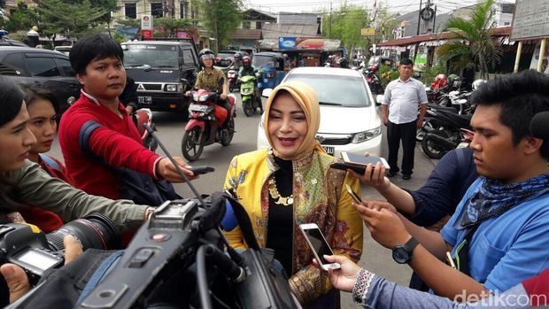  Wakil Sekjen Golkar Marlinda Irwanti usai membesuk Setya Novanto di RS Premier Jatinegara, Jaktim, Senin (2/10/2017)