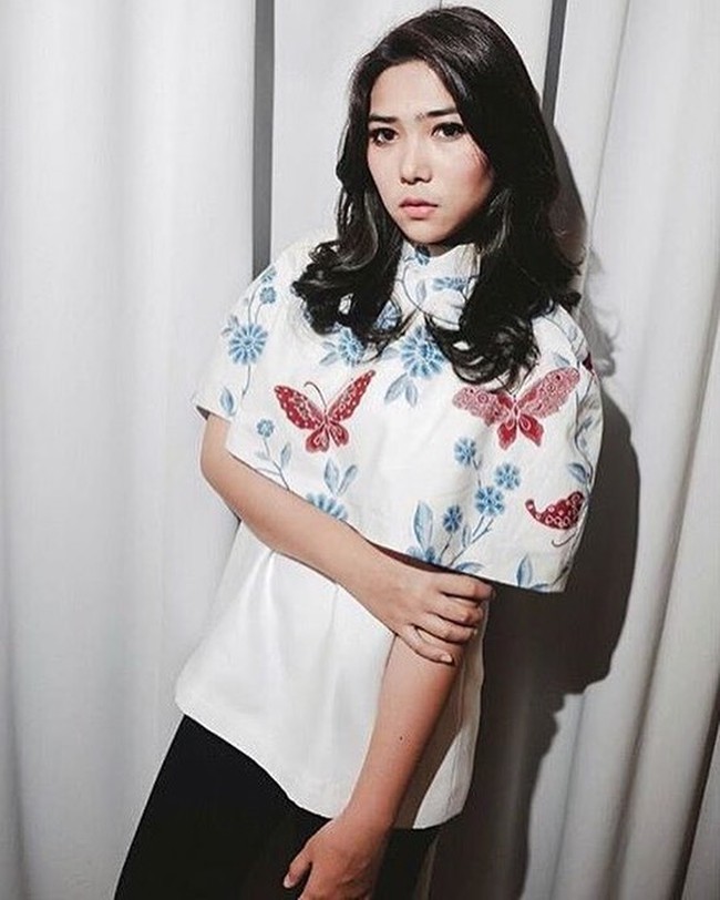 Sederhana namun elegan. Begitu gaya Isyana Sarasvati dengan batik Tik Prive beraksen cape. Foto: Instagram