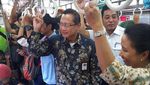 Menteri Rini Naik Commuter Line