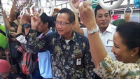 Menteri Badan Usaha Milik Negara (BUMN) Rini Soemarno bersama Direktur Utama PT Bank Tabungan Negara Tbk (BTN) dan PT Kereta Api Indonesia (KAI) Persero bertolak ke Stasiun Juanda menggunakan kereta commuter line. (Dok. KCJ)