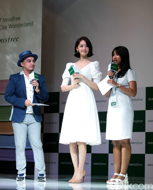 Lalu apa yang ditonjolkan Yoona ketika ber-makeup? Untuk aku sendiri, karena selalu pakai foundation, aku selalu memperhatikan apakah wajahku terlihat flawless. Ada satu lagi, aku juga memperhatikan bibir. Bibirku harus kinclong, harus bagus, kata Yoona.