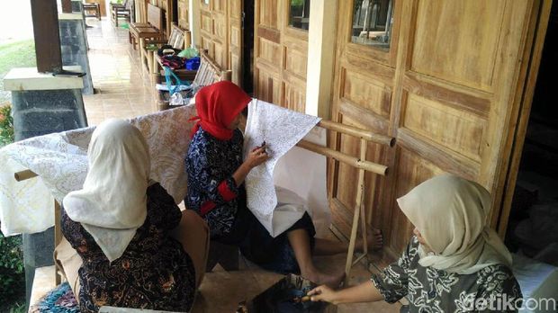Ibu-ibu di Dusun Giriloyo menekuni usaha batik
