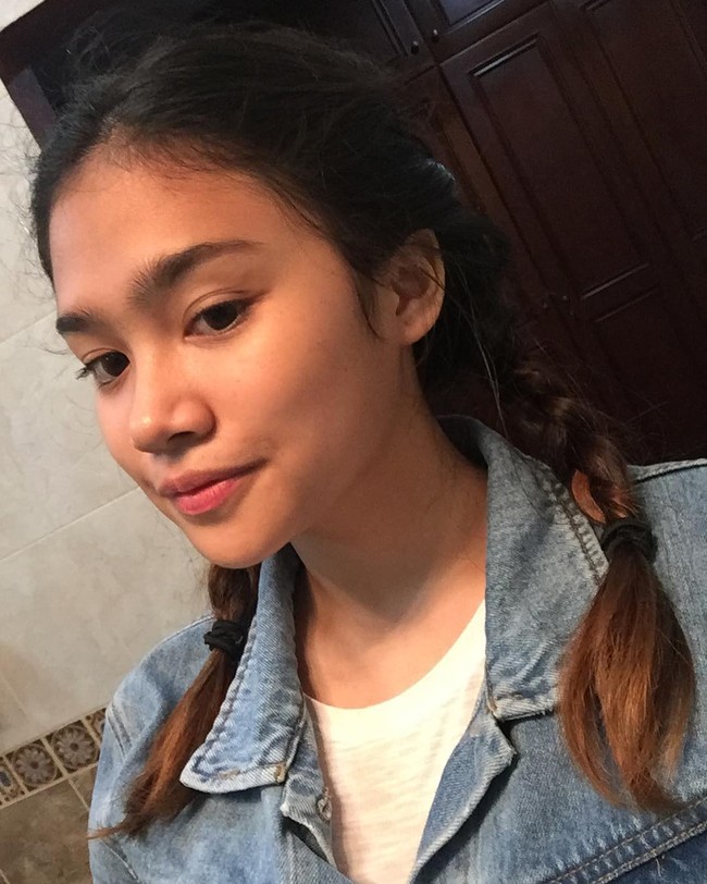 Tyarani Savitri merupakan putri penyanyi Mulan Jameela. Lahir pada 1999, Tyarani tampil memesona dengan gayanya yang simple saat mengenakan jaket denim. Tyarani juga terlihat manis denga tatanan rambut yang dikepang dua. Foto: Instagram