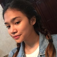 Tyarani Savitri merupakan putri penyanyi Mulan Jameela. Lahir pada 1999, Tyarani tampil memesona dengan gayanya yang simple saat mengenakan jaket denim. Tyarani juga terlihat manis denga tatanan rambut yang dikepang dua. Foto: Instagram