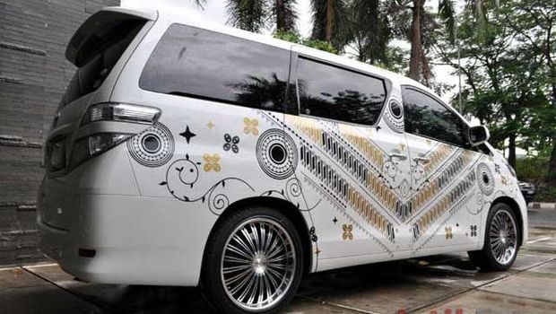 Mobil Selebriti dengan Corak Batik