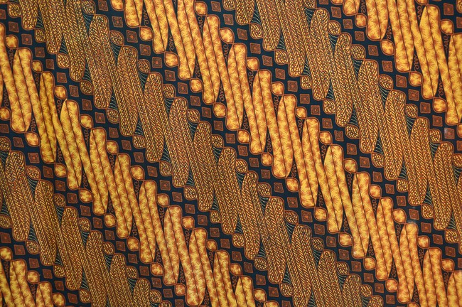 Batik Parang merupakan motif dasar paling tua di Jawa dan memiliki makna tidak pernah menyerah, ibarat ombak laut yang tak pernah berhenti bergerak. Zaman dahulu tidak semua motif Parang boleh dipakai semua orang, dan acara tertentu saja. Foto: Thinkstock