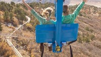 Kalau ini flying foxnya. Agak berbeda dengan flying fox biasanya, wahana ini bisa dinaiki berdua dan ada tempat duduknya (Dok. Glenwood Caverns Adventure Park/Facebook)