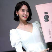 Sedangkan selama proses syuting, Yoona merawat kesehatan wajahnya dengan melakukan dual cleansing. Pembersihan wajah dua kali yang biasanya melibatkan produk cleansing balm dan facial foam tersebut diterapkan agar wajah bersih maksimal. Foto: Mohammad Abduh/Wolipop