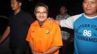 Jonru Ginting (tengah) berjalan keluar dari ruang penyidikan dengan pengawalan petugas kepolisian usai menjalani pemeriksaan lanjutan di Ditreskrimsus Polda Metro Jaya, Jakarta, Minggu (1/10). Penyidik Ditreskrimsus Polda Metro Jaya telah melakukan penahanan terhadap Jonru (Foto: ANTARA FOTO/Reno Esnir)