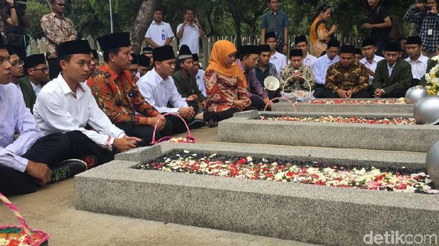 Mensos Khofifah ziarah ke makam pahlawan revolusi di TMP Kalibata