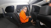 Jonru tampak memakai celana pendek hitam dan sandal. Jonru kemudian dibawa masuk ke mobil (Foto: ANTARA FOTO/Reno Esnir)