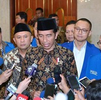 Motif batik Wahyu Temurun dengan kombinasi warna cokelat-hijau dan berlatar hitam. Mengenakan motif ini, merupakan cerminan harapan akan selalu mendapatkan petunjuk dari Tuhan. Foto: Biro Pers Setpres