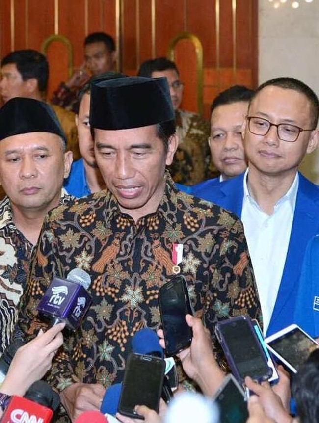 Motif batik Wahyu Temurun dengan kombinasi warna cokelat-hijau dan berlatar hitam. Mengenakan motif ini, merupakan cerminan harapan akan selalu mendapatkan petunjuk dari Tuhan. Foto: Biro Pers Setpres