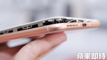 Akibat ledakan tersebut tidak sampai menghanguskan keseluruhan ponsel. Namun mampu memisahkan bagian panel dan bodi. Foto: Appledaily