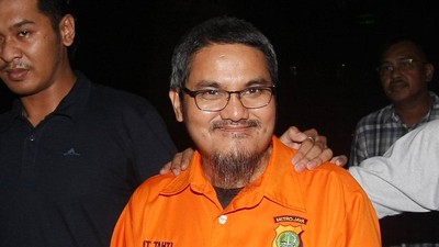 Senyum Jonru Ginting Saat Berbaju Tahanan dan Diborgol