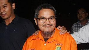 Senyum Jonru Ginting Saat Berbaju Tahanan dan Diborgol