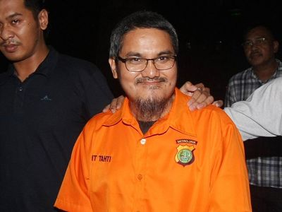 Senyum Jonru Ginting Saat Berbaju Tahanan dan Diborgol