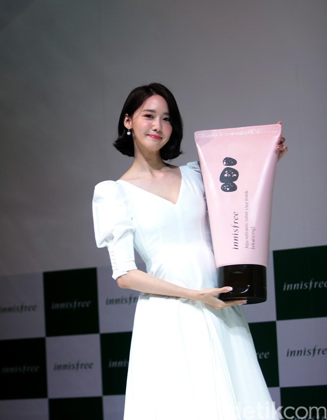 Kedatangan Yoona kala itu untuk menghadiri peluncuran produk dari merek kosmetik Korea yang mana ia menjadi brand ambassador-nya. Meski sebentar, kunjungan Yoona sempat menghebohkan para Sone (penggemar SNSD). Foto: Mohammad Abduh/Wolipop