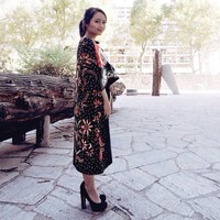 Gita Gutawa tampil matang dengan coat batik dari BaliJava. Foto: Instagram