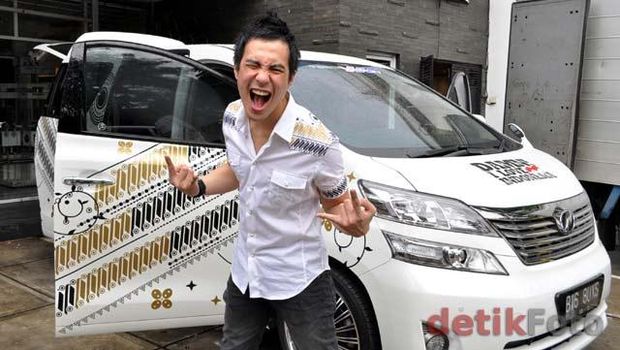 Mobil Selebriti dengan Corak Batik