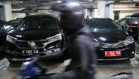 Sejumlah mobil dinas anggota DPRD DKI Jakarta terparkir di Gedung DPRD DKI Jakarta, Senin (2/10/2017).
