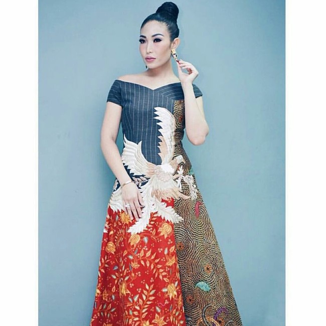 Ayu Dewi tampil dengan dress off-shoulder dengan motif batik dan sulaman yang menawan dari label BaliJava by Denny Wirawan. Foto: Instagram