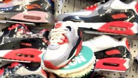 Kalau ini Nike Air Max Season yang juga keren. Saat difoto dekat dengan aslinya, kelihatan banget kan miripnya cupcake sneaker ini? Foto: EATGOODNYC