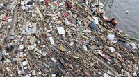 Sampah tersebut terdiri dari berbagai macam, mulai dari plastik hingga batang kayu.
