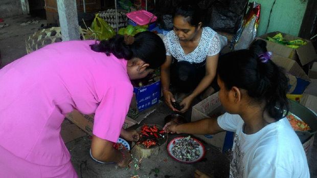 Akrabnya Polwan Polsek Sidemen dengan Pengungsi Gunung Agung