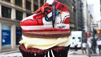 Nike Air berwarna merah dan putih jadi topping cupcake red velvet. Seluruh sepatu ini bisa dimakan karena EATGOODNYC membuatnya dengan fondant. Foto: EATGOODNYC